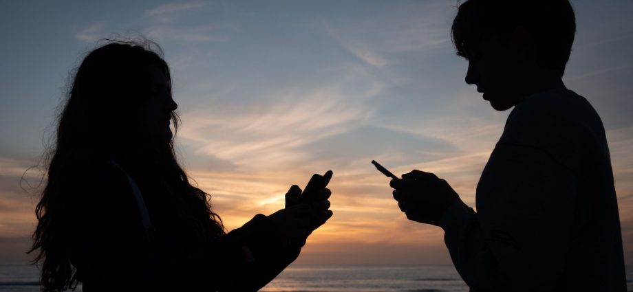 could-the-uk’s-ban-on-social-media-lead-kids-to-worse-dangers?