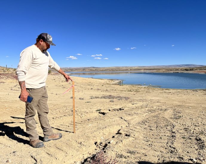 emergency-drawdown-at-flaming-gorge-hits-its-recreation-economy