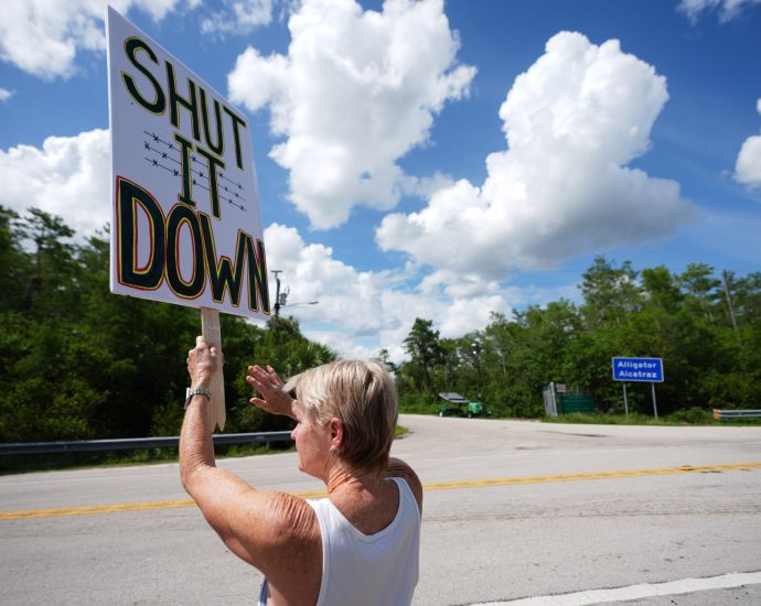 us-transfers-immigrants-out-of-florida-alligator-alcatraz-detention-centre