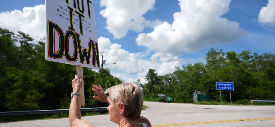 us-transfers-immigrants-out-of-florida-alligator-alcatraz-detention-centre