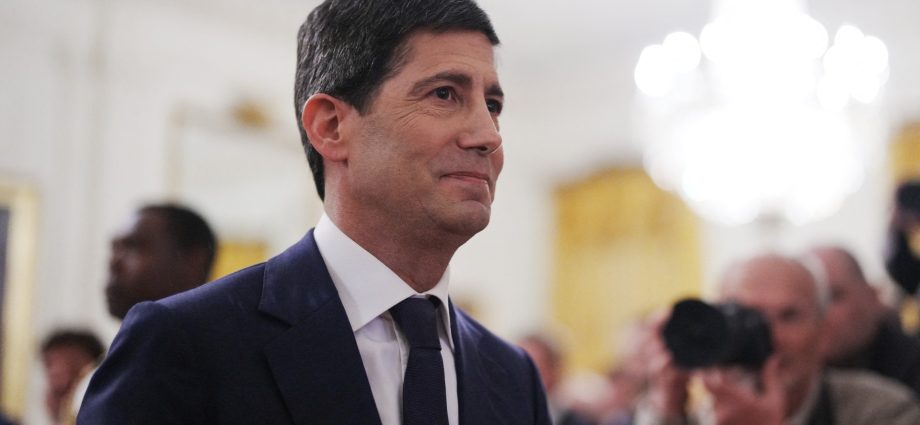 federal-reserve-holds-interest-rates-steady,-but-officials-signal-possible-rate-hike-in-2026