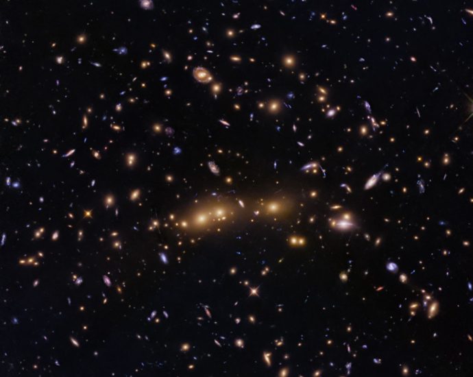 hubble-glimpses-merging-galaxy-clusters