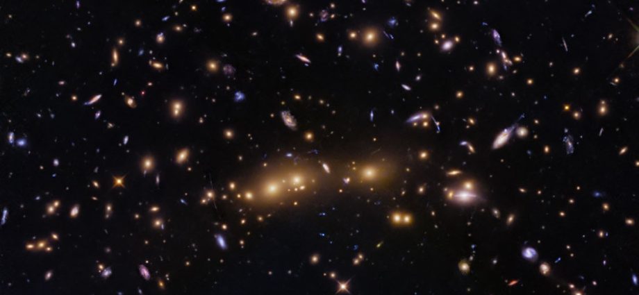 hubble-glimpses-merging-galaxy-clusters