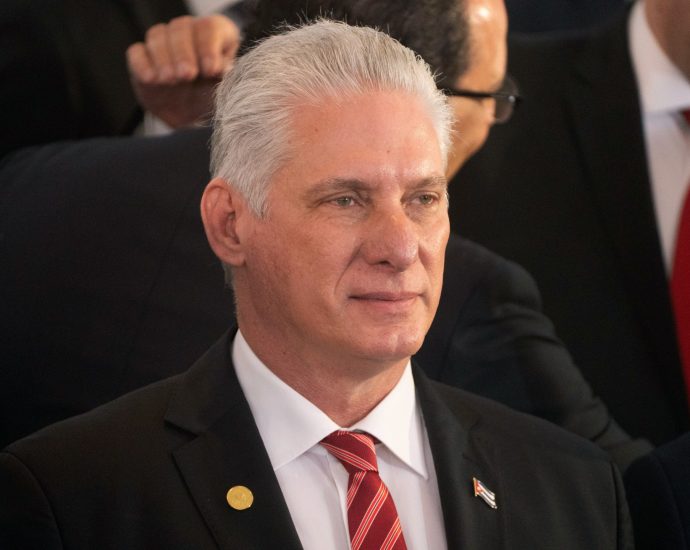 cuba’s-communist-party-approves-opening-economy-in-unprecedented-move