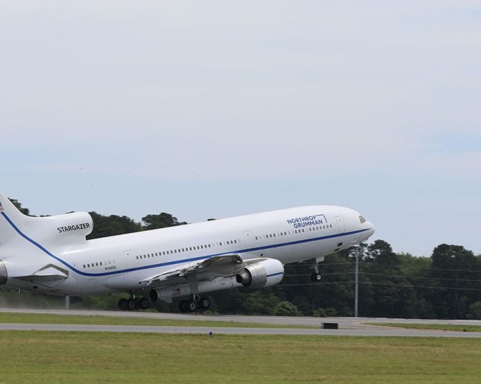 aircraft-carrying-swift-boost-satellite-takes-off-from-nasa-wallops