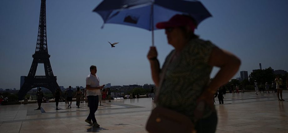 heatwave-nears-40c-in-france,-forcing-tourists-to-change-routines
