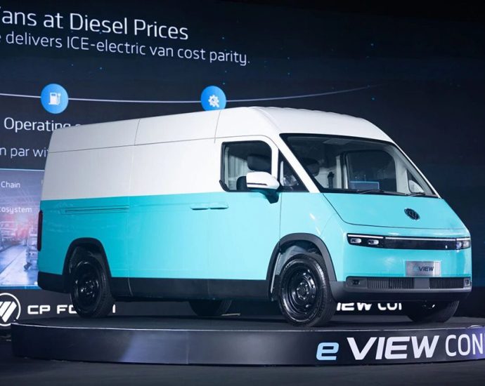 chinese-automaker-baic-foton’s-eview-connect-electric-van-debuts-in-thailand