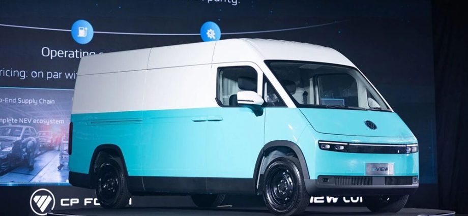 chinese-automaker-baic-foton’s-eview-connect-electric-van-debuts-in-thailand