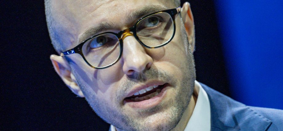 big-tech-is-a-thief-and-a-liar,-says-new-york-times-publisher
