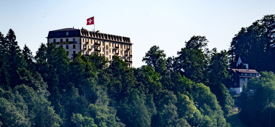 us-iran-talks-to-kick-off-sunday-in-switzerland,-says-pakistan