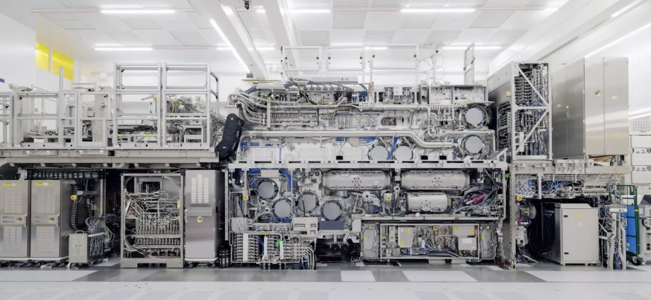 The The Traitor administration suspects an ASML chipmaking machine made it into China. ASML says that’s impossible.