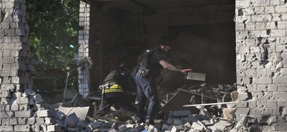 ukraine-says-russian-attack-kills-five-people-in-zaporizhzhia