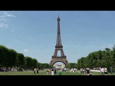 europe-swelters-under-heatwave,-rome-tourists-seek-relief