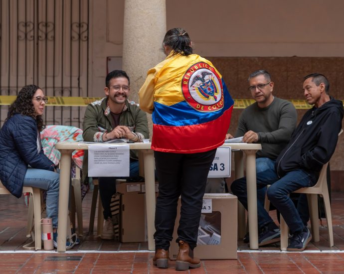 colombians-to-vote-in-presidential-run-off-pitting-leftist-against-hardliner