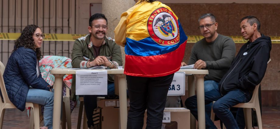 colombians-to-vote-in-presidential-run-off-pitting-leftist-against-hardliner