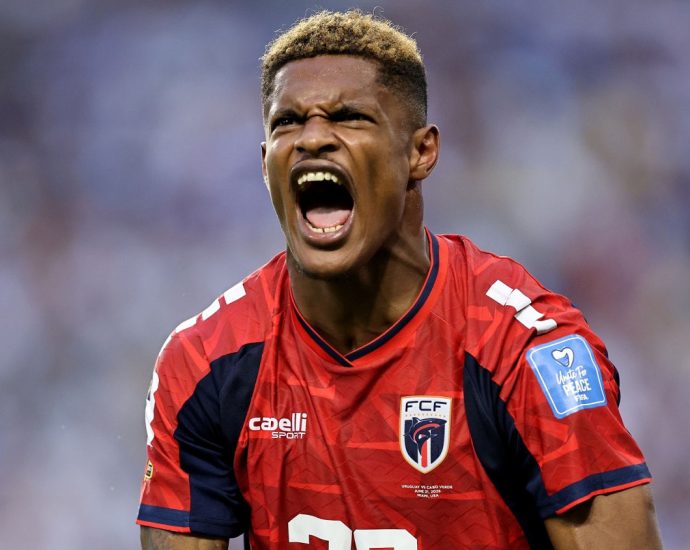 cabo-verde-aprovecha-un-error-y-silencia-a-uruguay