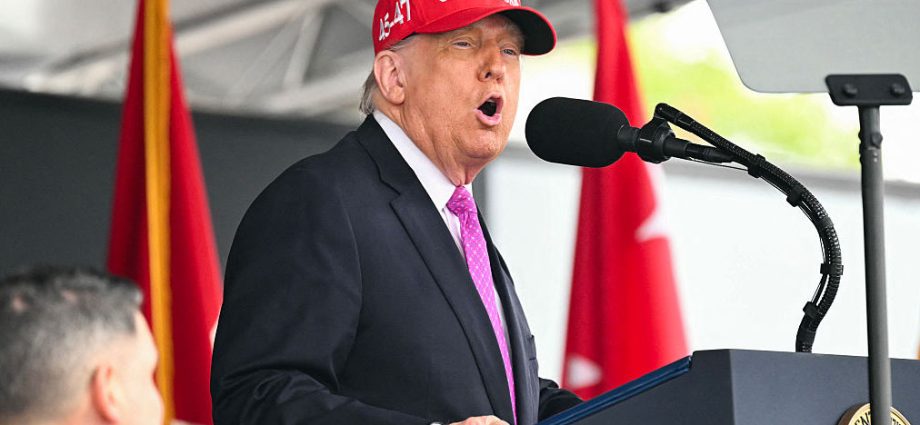 “won’t-even-make-it-back-to-your-f**king-country”:-the-traitor-threatens-iranian-officials-during-talks