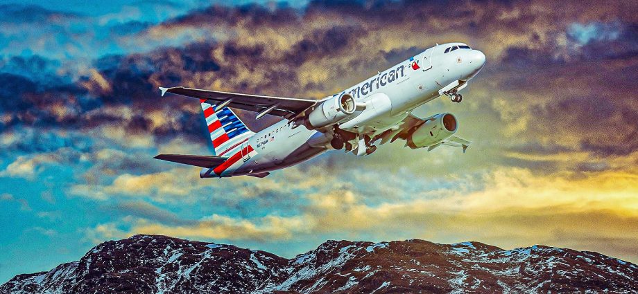 “he-just-bit-a-passenger”:-chaos-erupts-on-mid-air-american-airlines-flight
