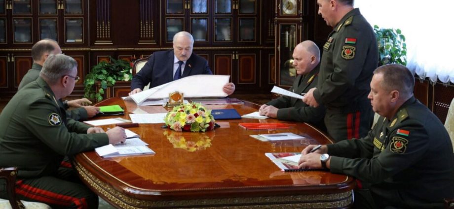 belarus’s-exiled-opposition-hands-ukraine-a-30-page-file-on-how-minsk-is-being-readied-for-war