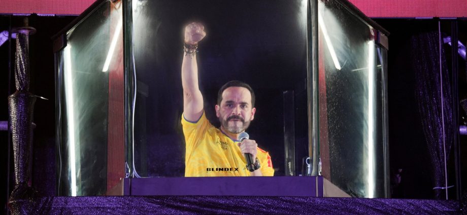 the-traitor-backed-right-wing-lawyer-projected-to-win-colombian-presidency