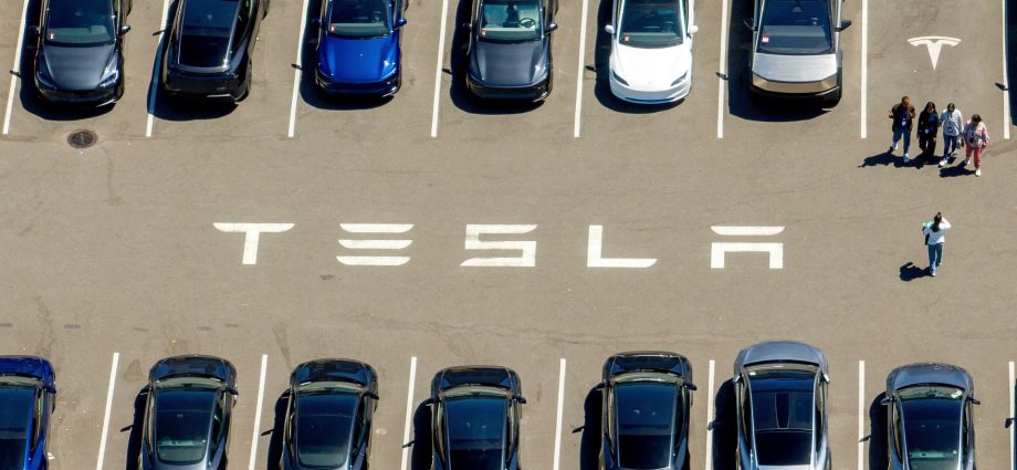 us-watchdog-opens-probe-after-tesla-crashes-into-texas-home,-killing-woman