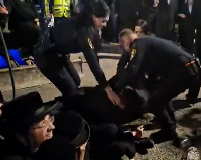israeli-police-clash-with-anti-draft-ultra-orthodox-protesters