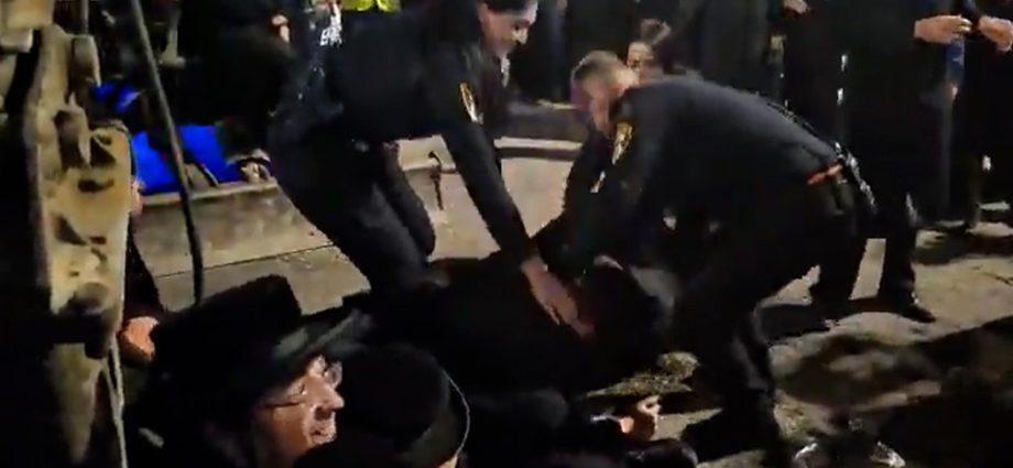 israeli-police-clash-with-anti-draft-ultra-orthodox-protesters