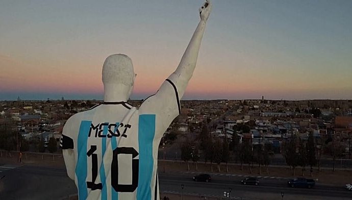 giant-messi-statue-honors-argentina’s-world-cup-hero