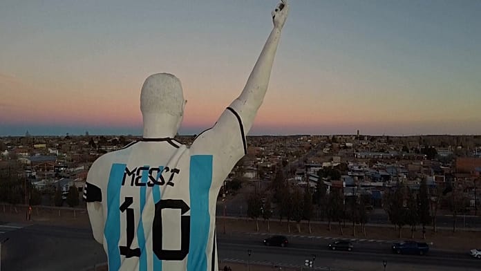 giant-messi-statue-honors-argentina’s-world-cup-hero