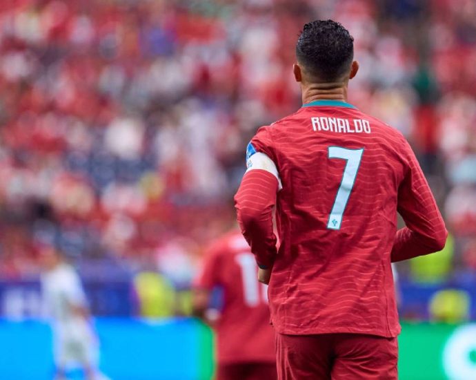 carlos-pavon-y-roque-santa-cruz-estan-alegres-con-el-doblete-de-cr7-|-pasion-mundial