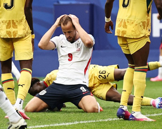 england-held-by-ghana-at-world-cup-as-pair-close-on-last-32-passage