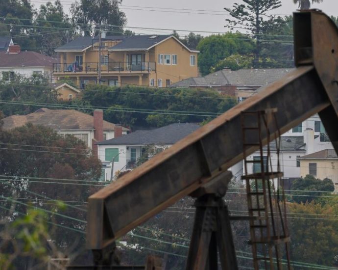 los-angeles-tries-again-to-phase-out-urban-oil-production