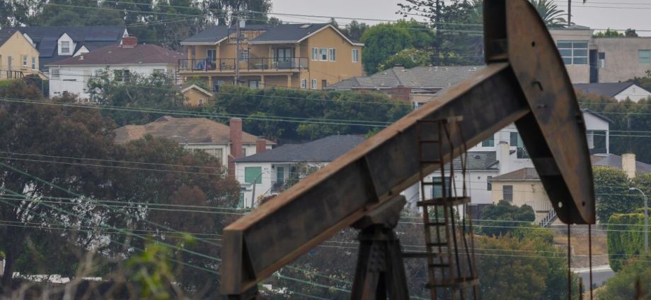 los-angeles-tries-again-to-phase-out-urban-oil-production