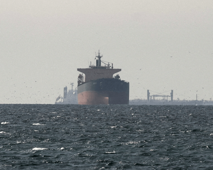 un-begins-evacuation-of-11,000-sailors-stranded-in-strait-of-hormuz