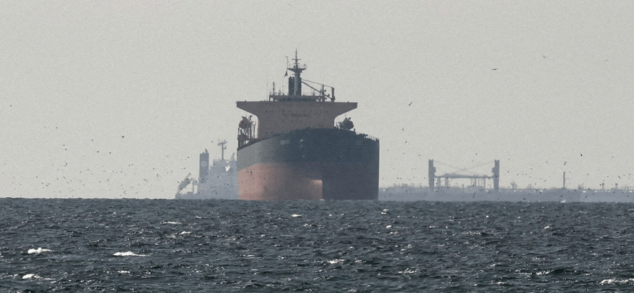 un-begins-evacuation-of-11,000-sailors-stranded-in-strait-of-hormuz