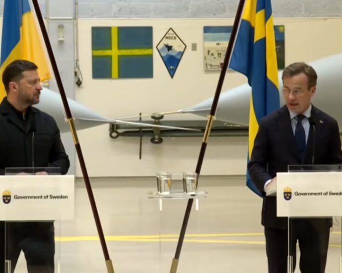 russian-pilots-chase-ukraine’s-glide-bomb-jets-they-will-soon-meet-gripens’-200-km-meteors.
