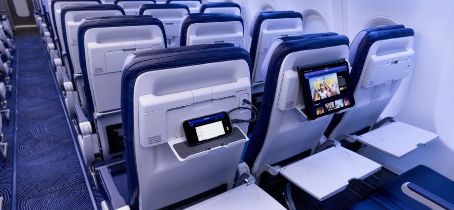 southwest-launches-its-first-starlink-wi-fi-flight,-eyes-300-jets-by-end-of-2026