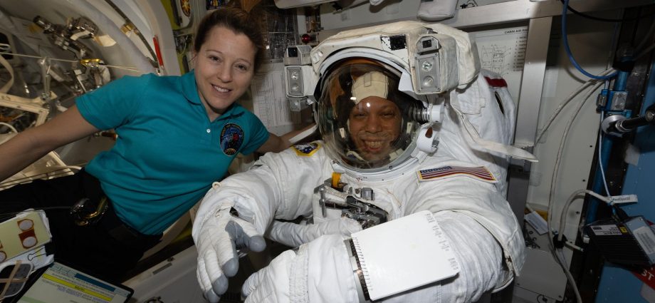 spacewalk-preps-and-human-research-fill-the-expedition-74-schedule