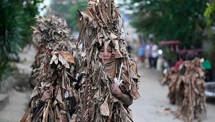 catholics-walk-barefoot-in-mud-ritual