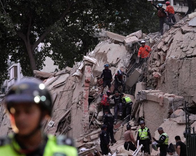 venezuela-earthquakes-live:-buildings-fall-in-caracas,-casualties-feared