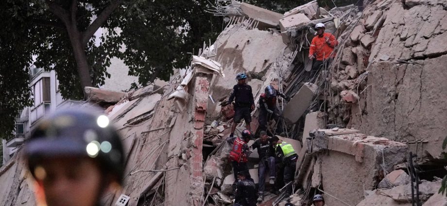 venezuela-earthquakes-live:-buildings-fall-in-caracas,-casualties-feared