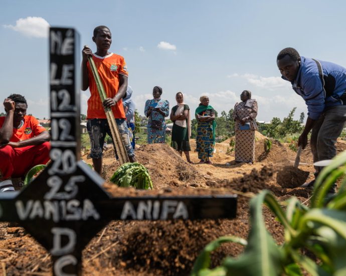 en-republique-democratique-du-congo,-la-bataille-contre-l’epidemie-d’ebola-se-livre-sur-tous-les-fronts