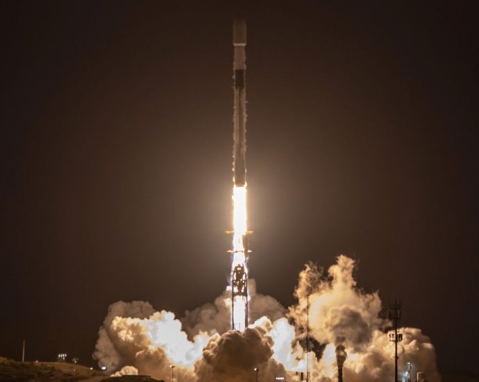 SpaceX launches 24 Starlink satellites to orbit from California (video)