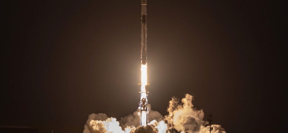 SpaceX launches 24 Starlink satellites to orbit from California (video)