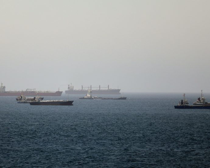 oil-prices-climb-after-attack-in-strait-of-hormuz-halts-evacuation-plan