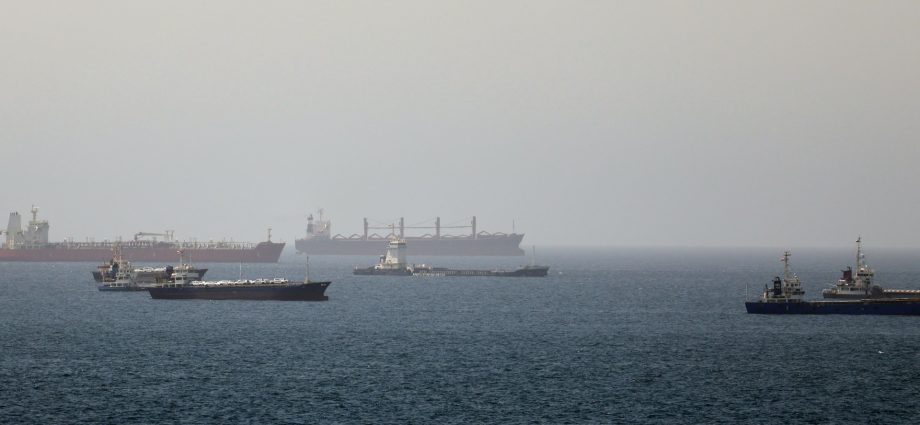 oil-prices-climb-after-attack-in-strait-of-hormuz-halts-evacuation-plan