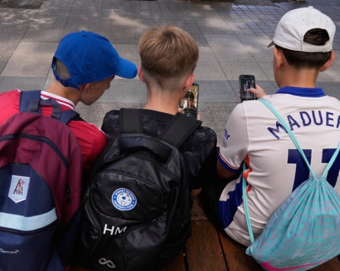 australia-plans-to-strengthen-laws-banning-children-from-social-media