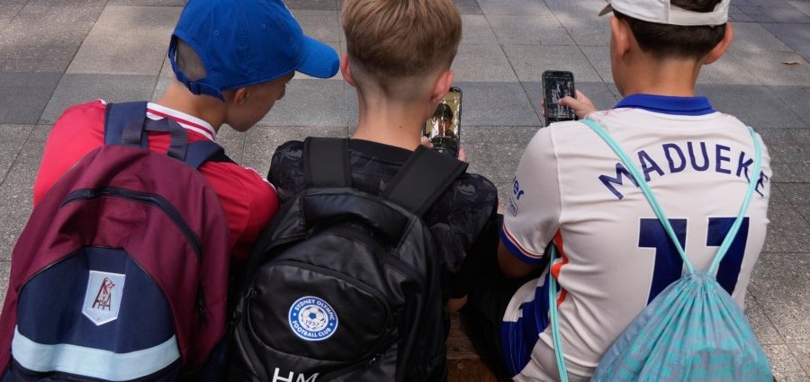 australia-plans-to-strengthen-laws-banning-children-from-social-media