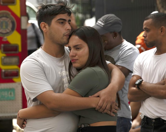 venezuelans-search-through-rubble-as-earthquake-death-toll-rises