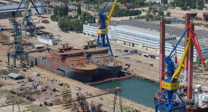 crimea-isolation:-sbu-hits-two-russian-spy-ships-and-an-s-400-in-occupied-kerch-as-2,760-cars-piled-up-trying-to-get-off-the-peninsula